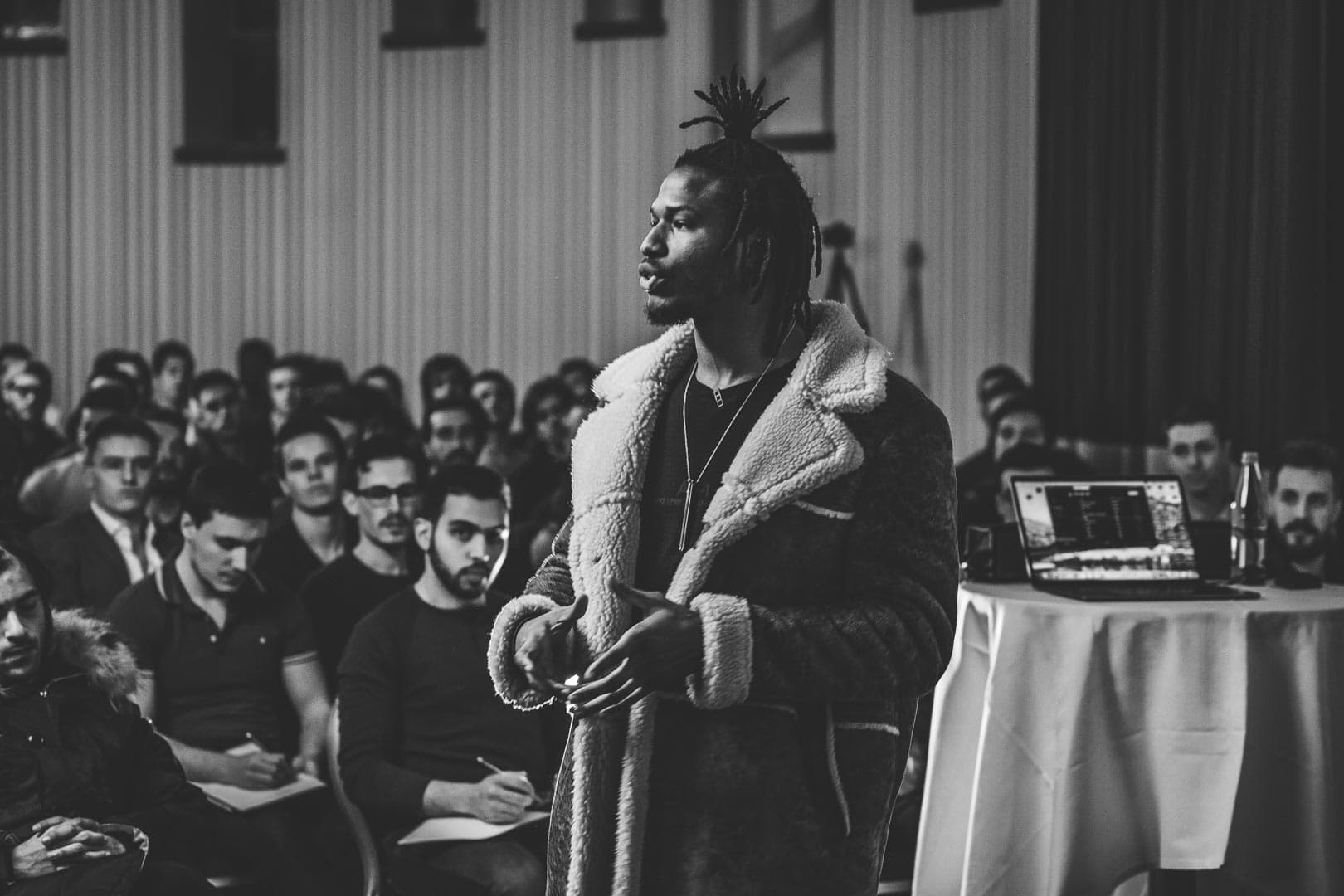 Orateur charismatique captivant son public lors d'un séminaire