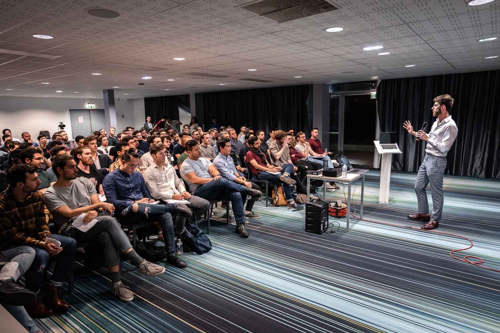Orateur passionné devant une foule lors d'une présentation