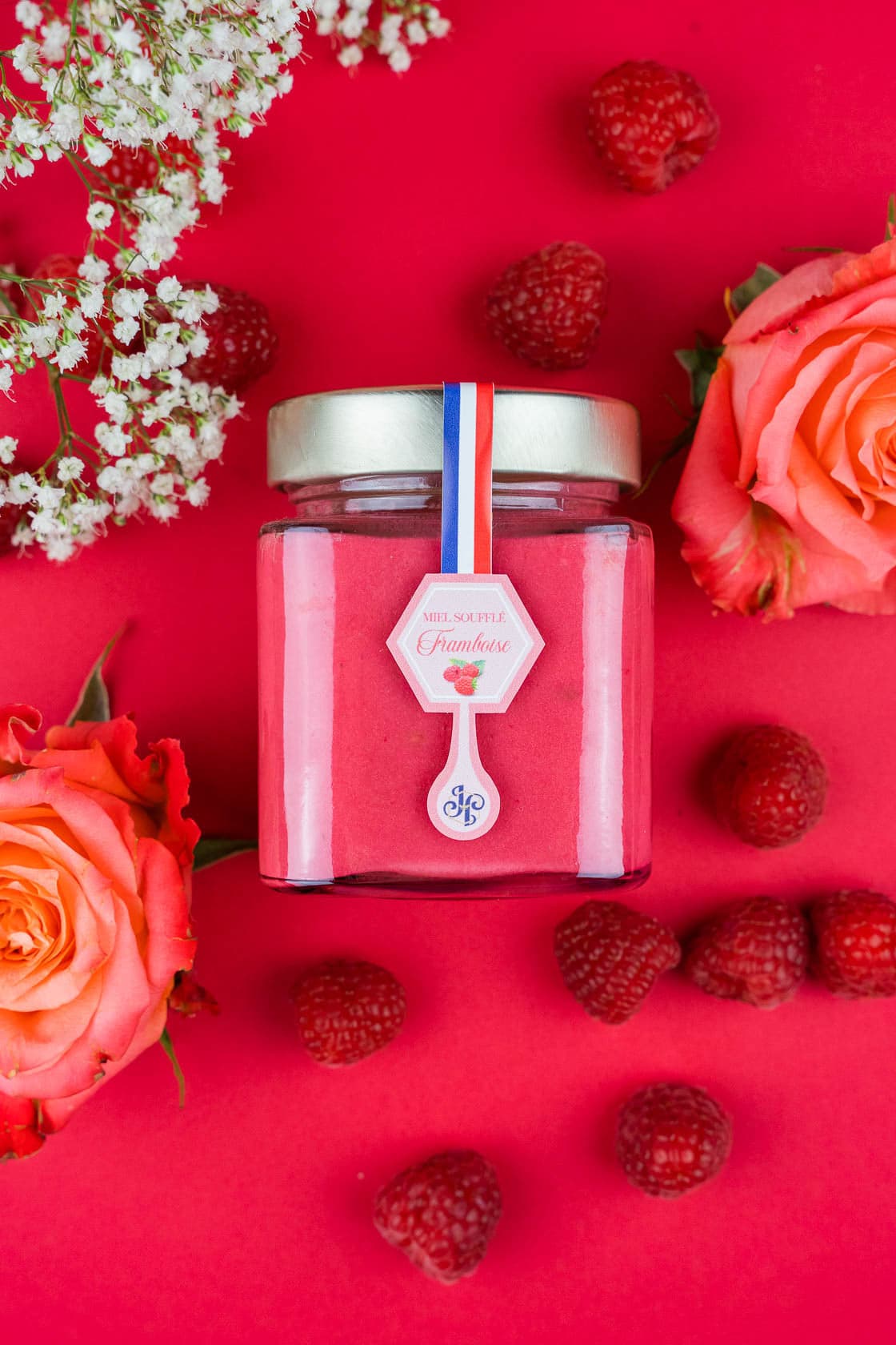 Photographie professionnelle de packshot produit pour pot de miel souflé parfum framboise en studio