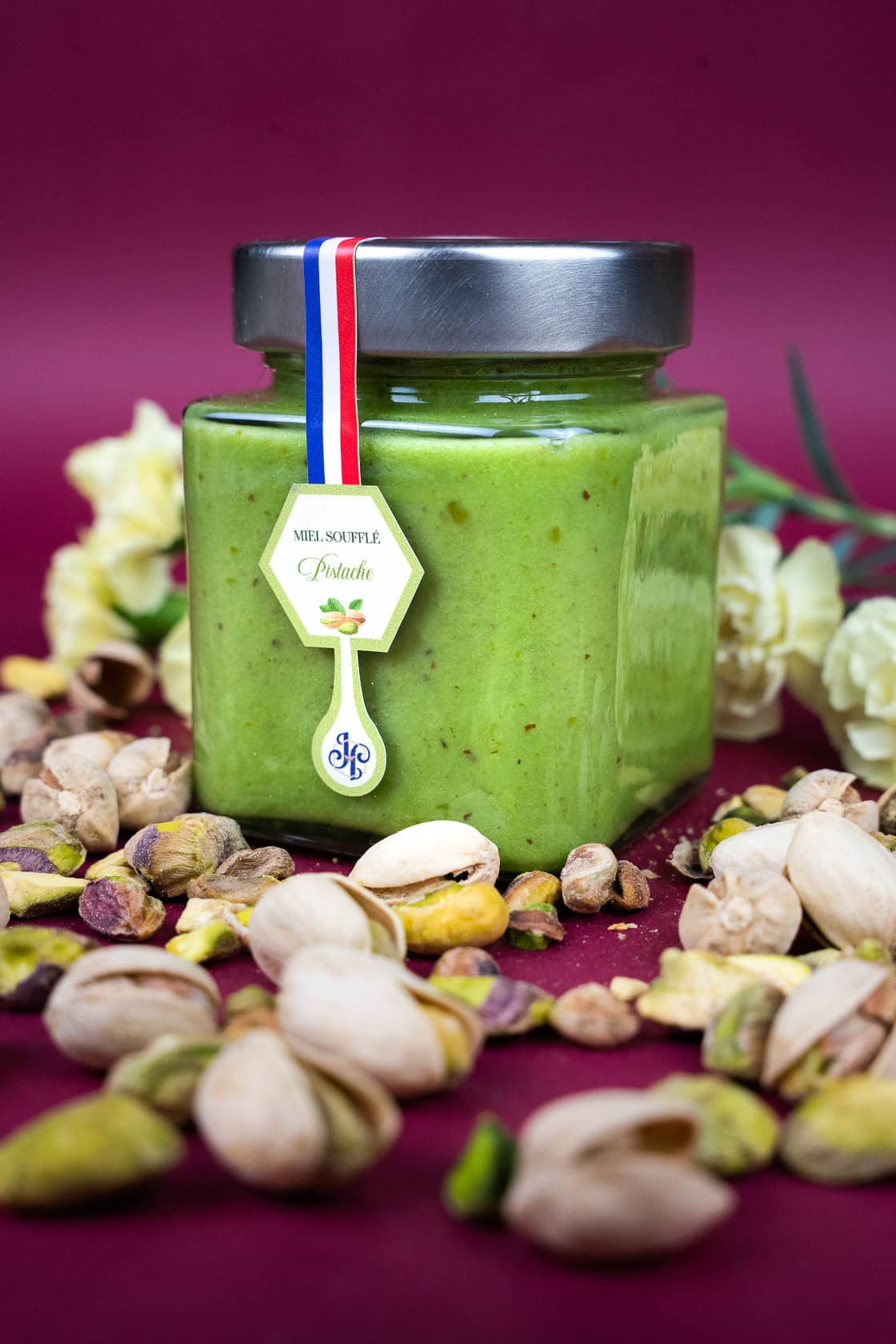Photographie professionnelle de packshot produit pour pot de miel souflé parfum pistache en studio