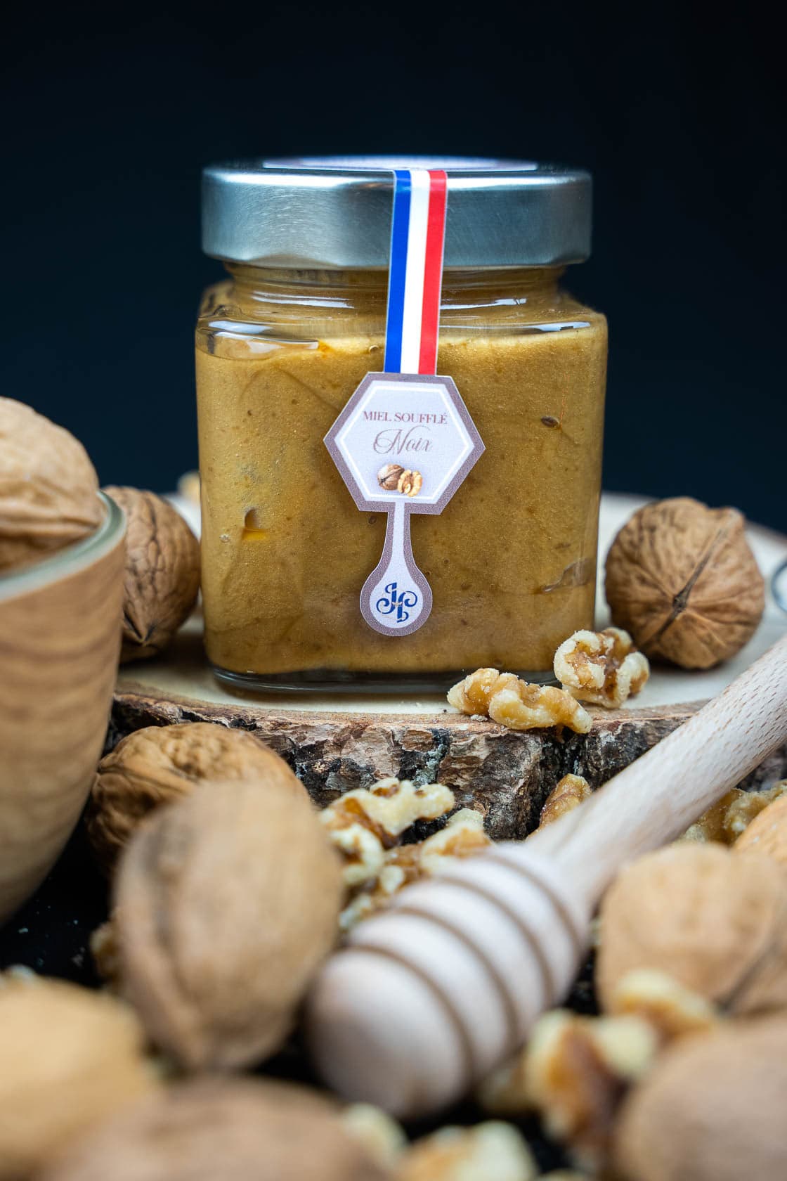 Photographie professionnelle de packshot produit pour pot de miel souflé parfum noix en studio