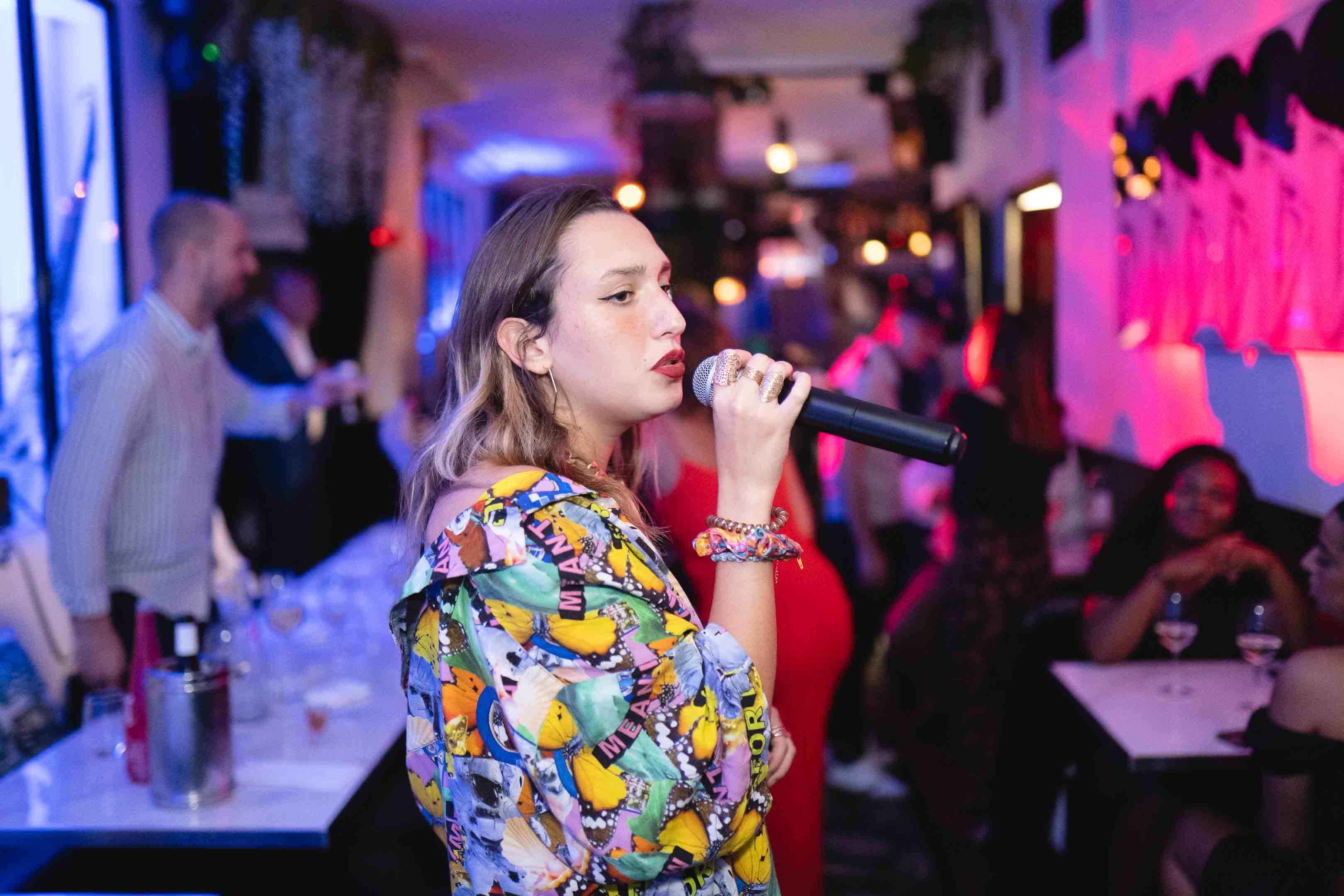 Portrait de la chanteuse au restaurant Lalie, en pleine performance