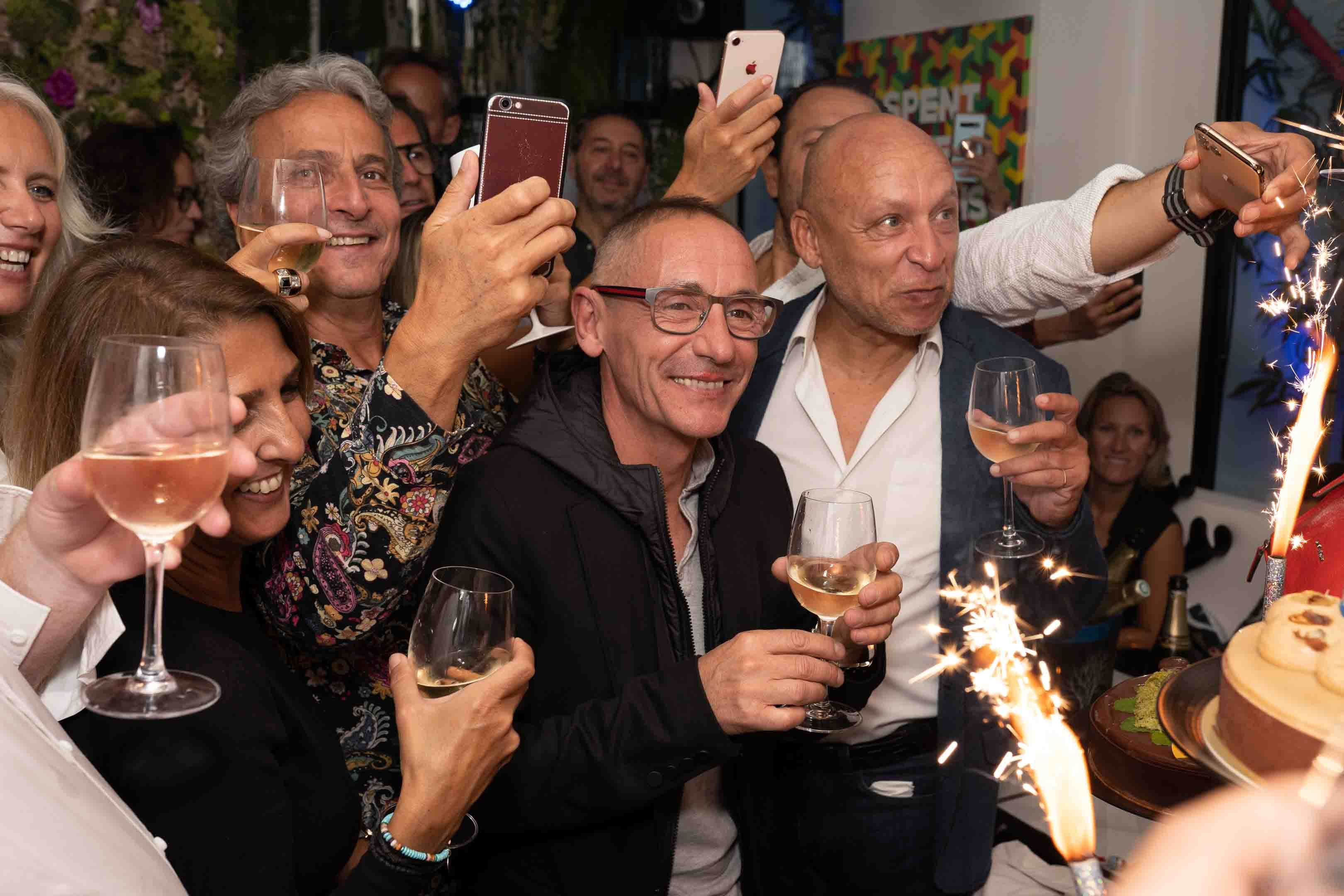Portrait de groupe lors d'une soirée d'anniversaire au Lalie avec l'arrivée du gâteau