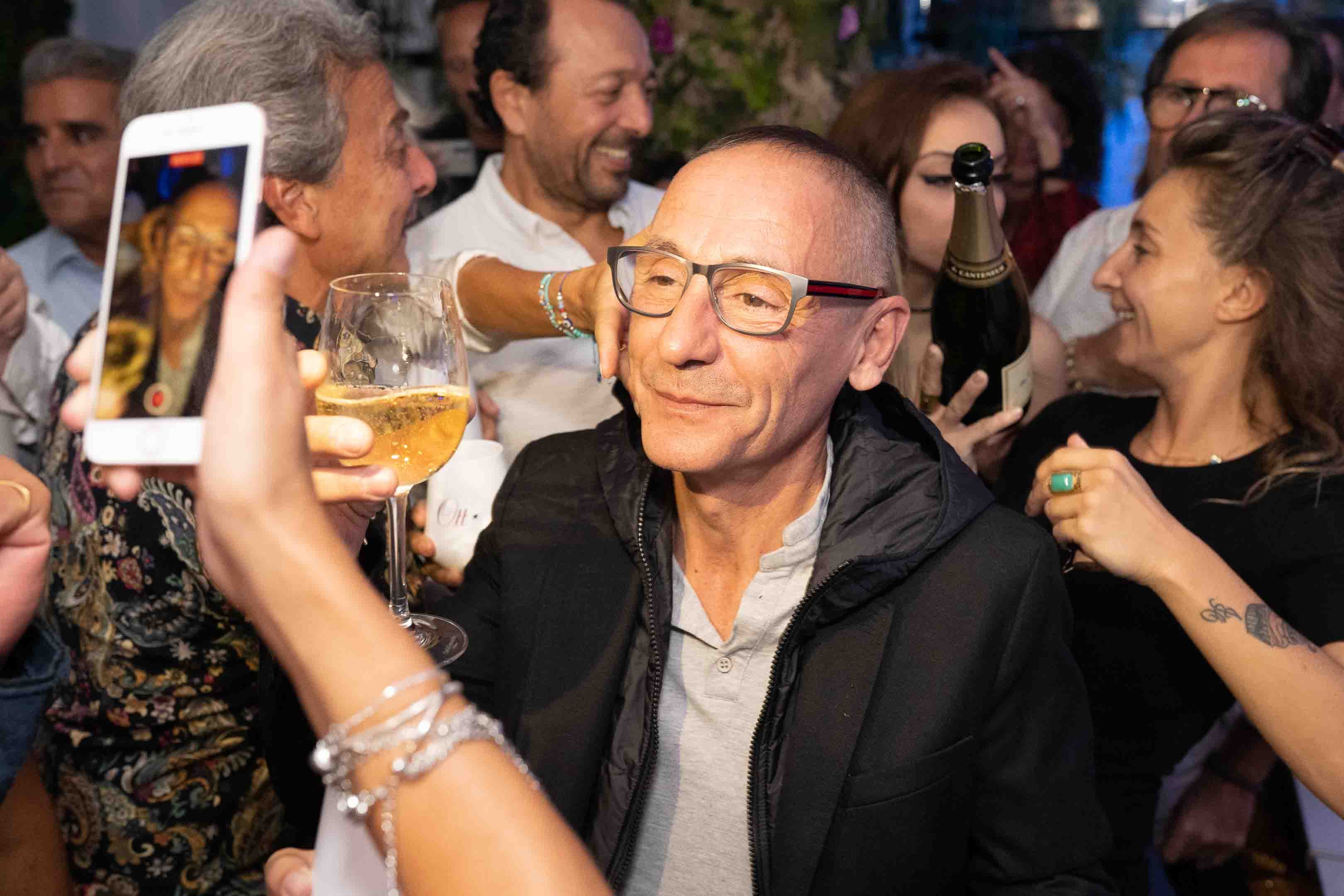 Portrait de groupe lors d'une soirée anniversaire Lalie, capturant la bonne humeur