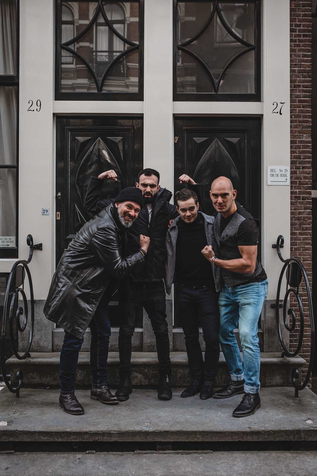 Photographie de 4 hommes qui prennent une pose de musculation dans les rues d'Amsterdam