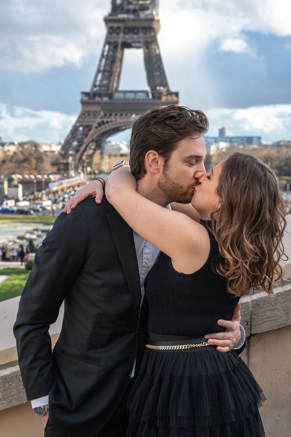 Un couple s’embrasse devant la Tour Eiffel, sur les marches du Trocadéro