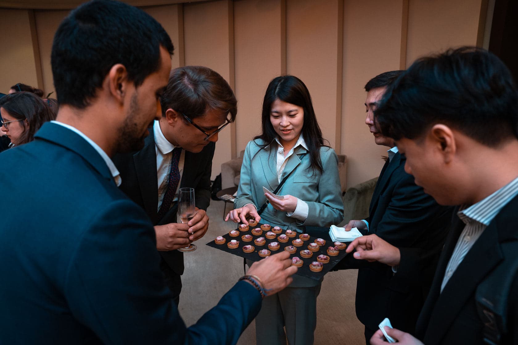 Invités savourant des petits fours lors d'une réception d'entreprise