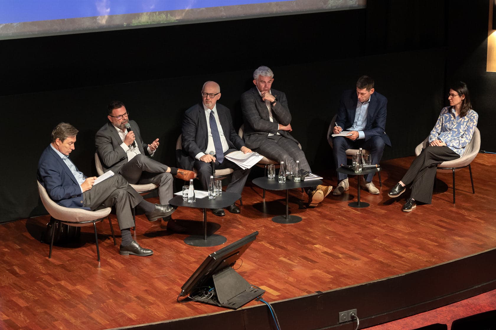 Panel d'intervenants en conférence