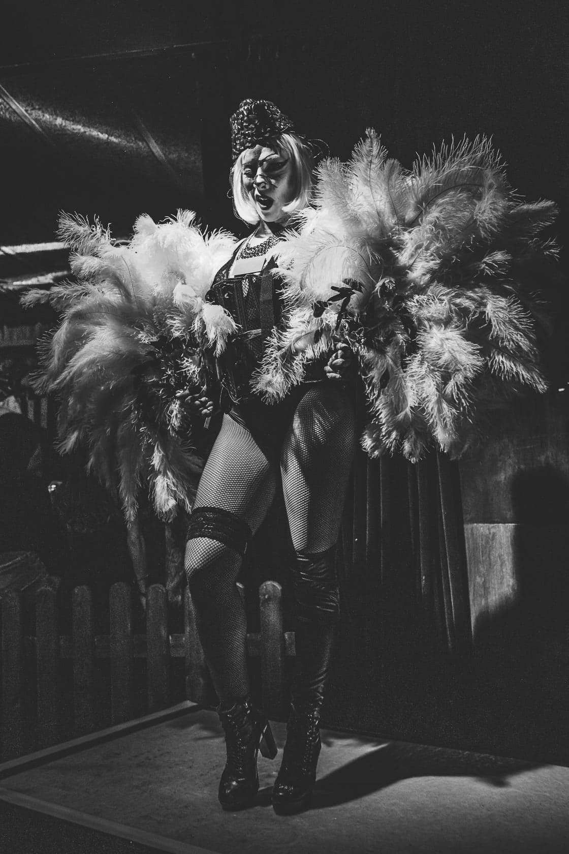 Danseuse en tenue froufrou, posant avec élégance lors d'une soirée