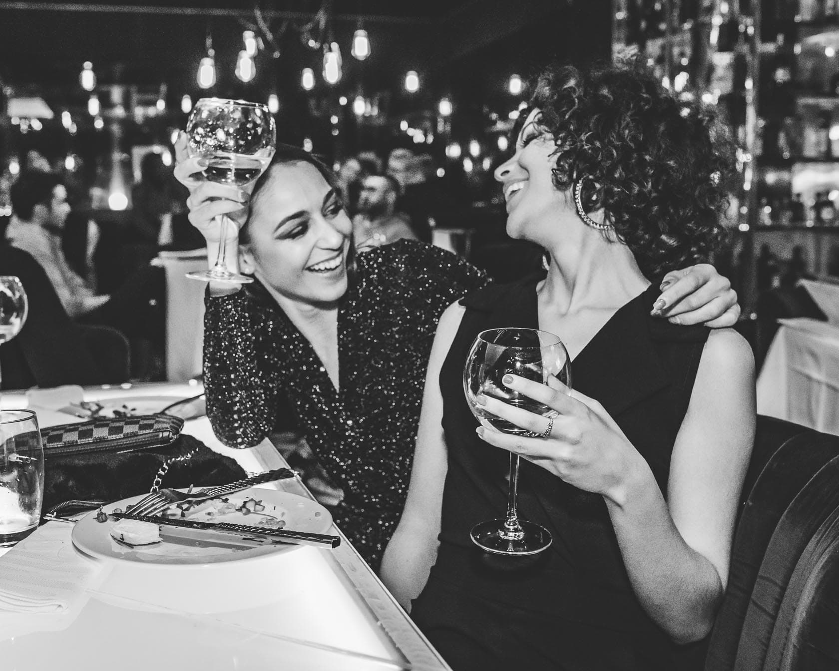Emma Virtz et Assia Kerim, Miss Régionales 2019, trinquant à table.