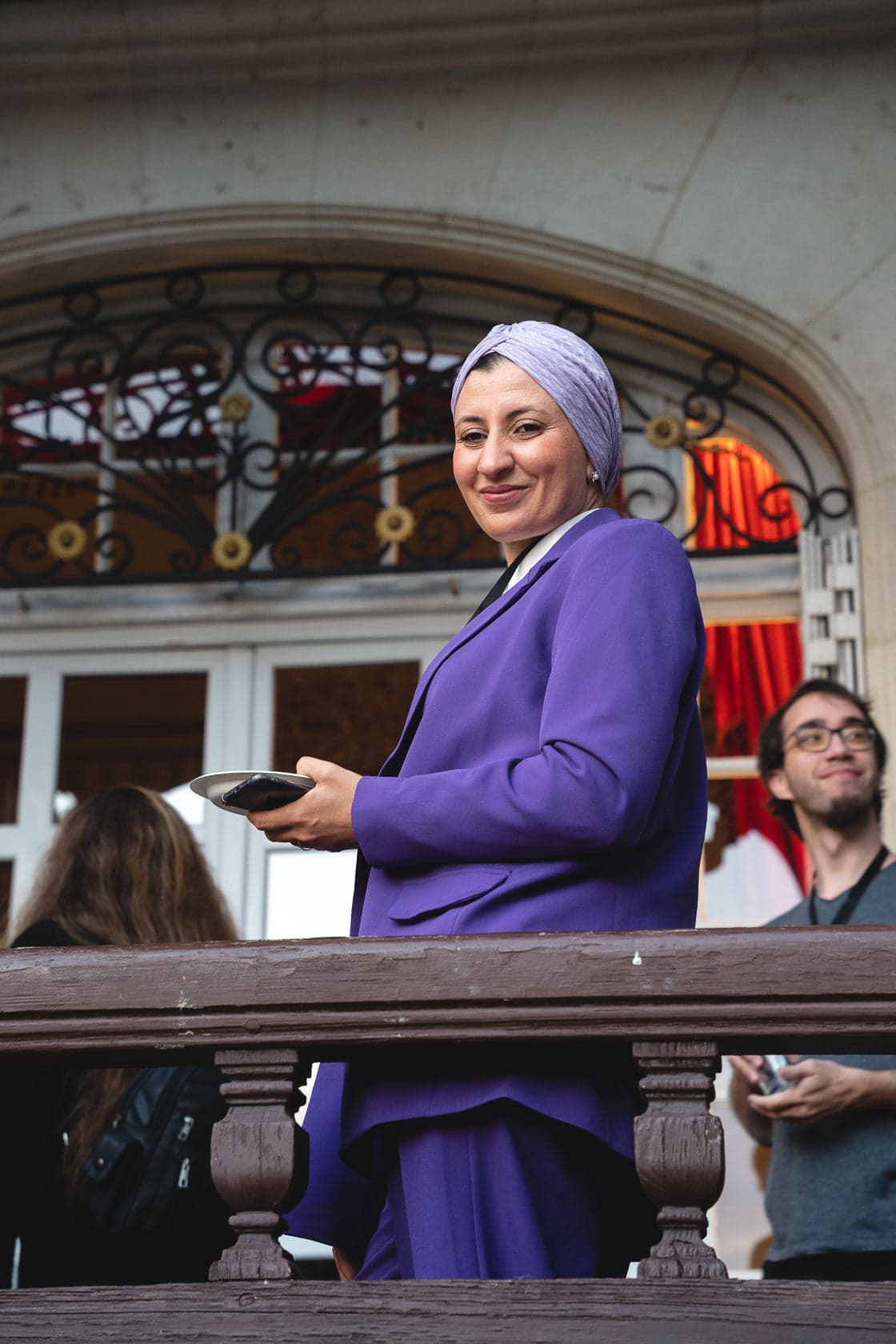 Portrait d'une invitée sur un balcon à la soirée corporate