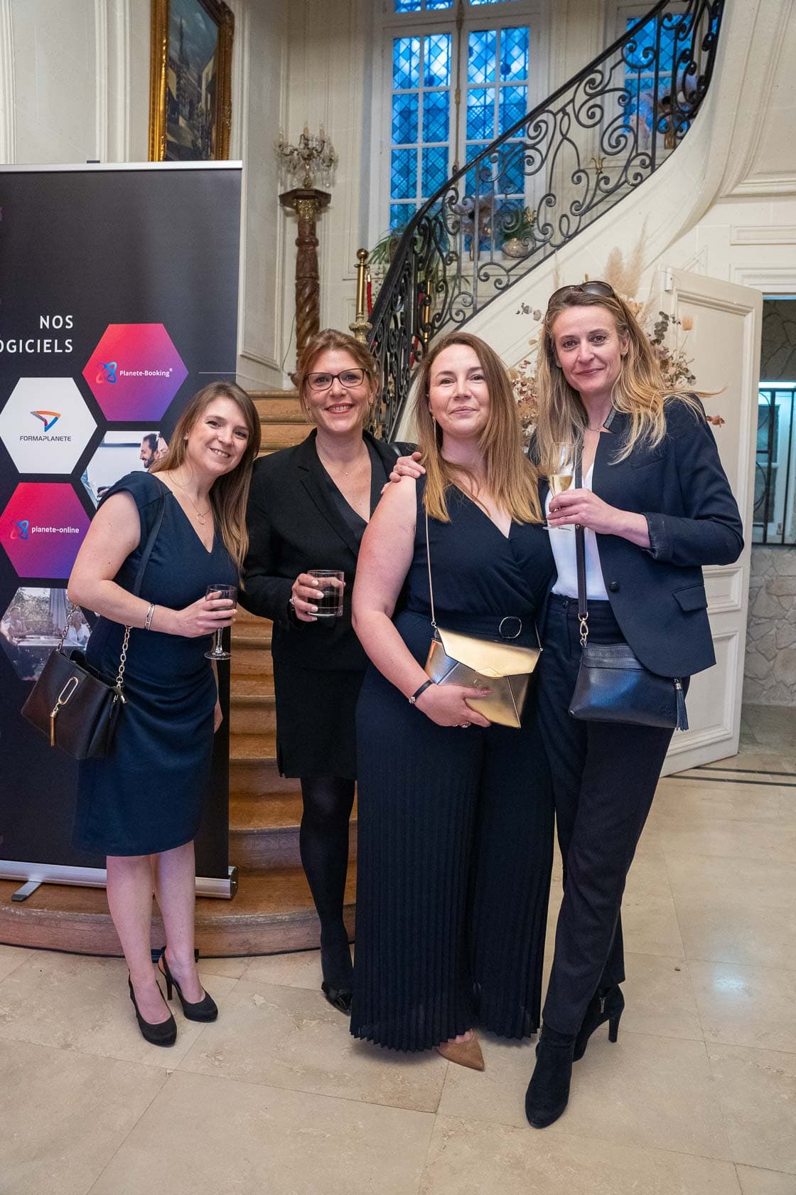 Groupe de femmes devant la bannière GTP Conseil