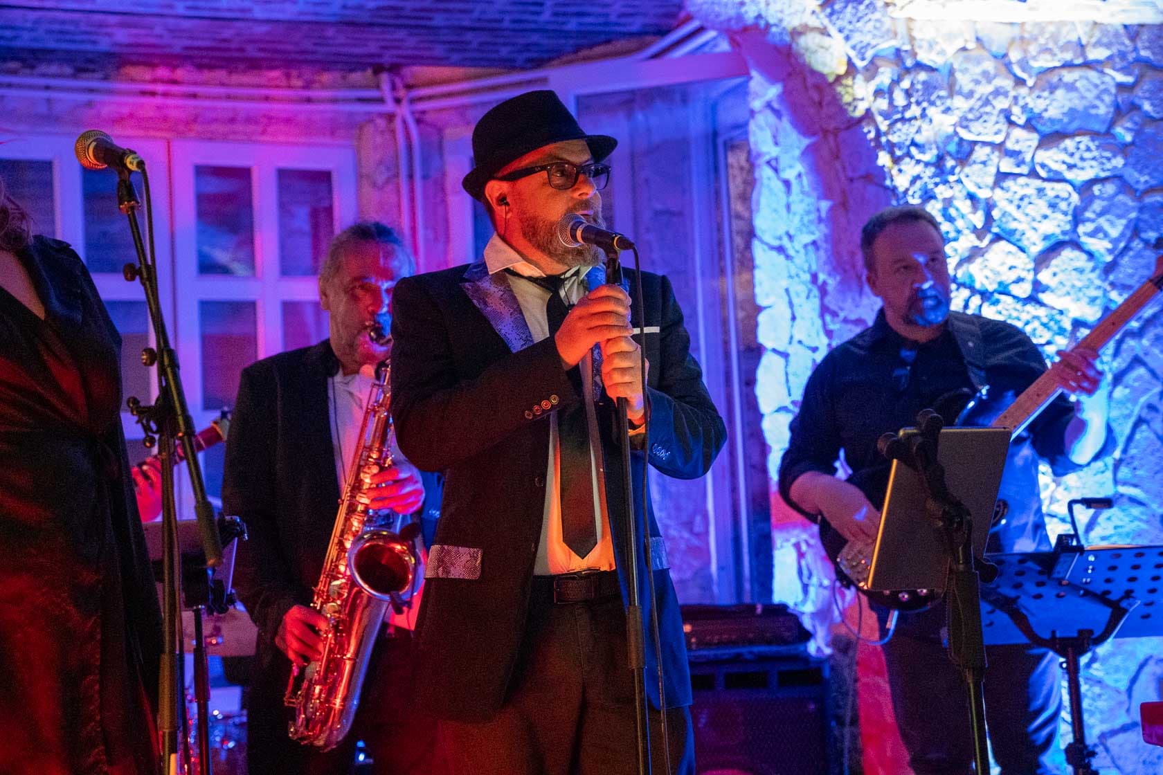 Musicien en live ajoutant une ambiance festive
