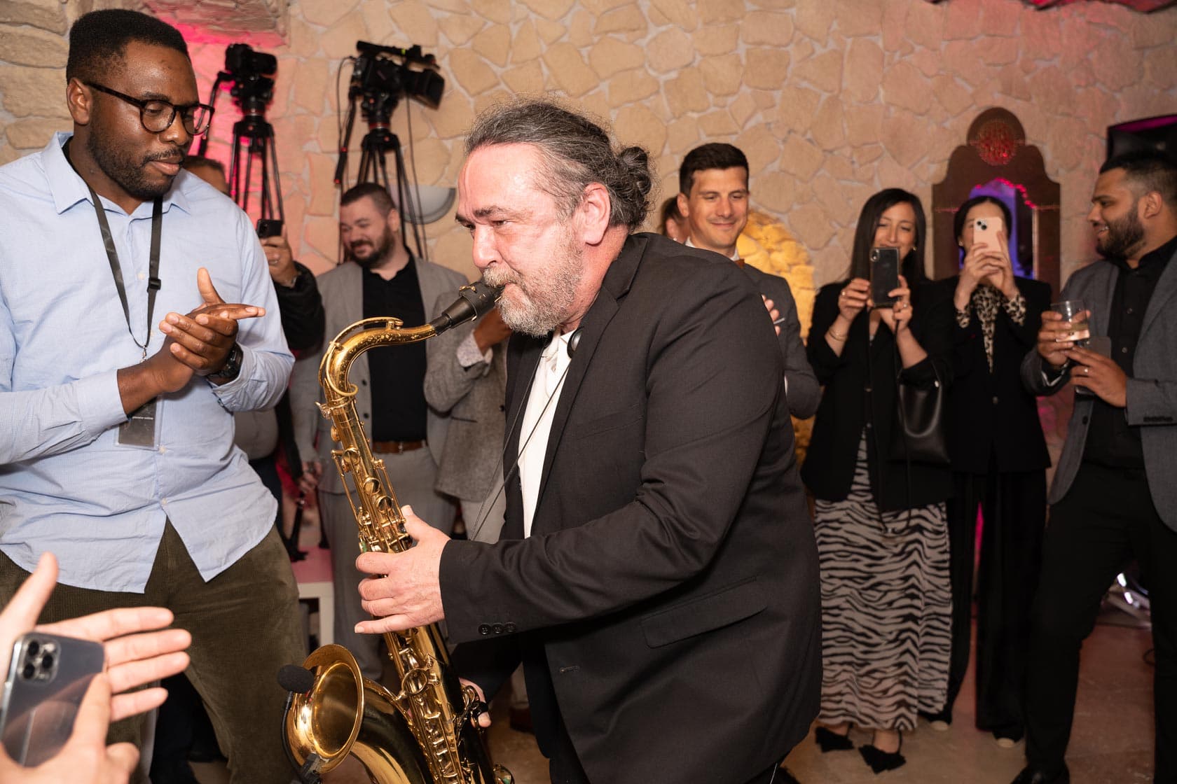Saxophoniste performant à la soirée corporate
