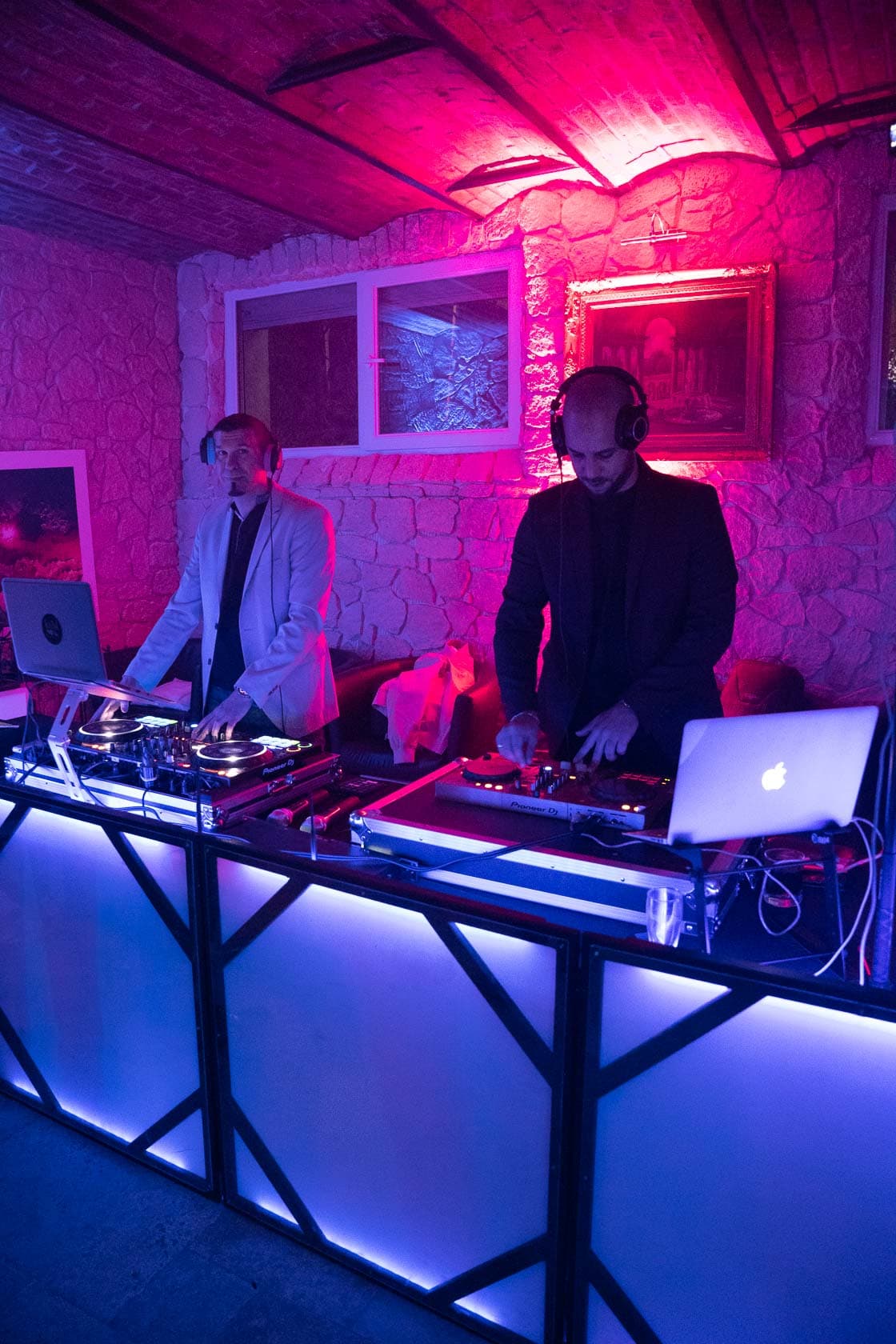 DJs animant la soirée avec une ambiance électrisante