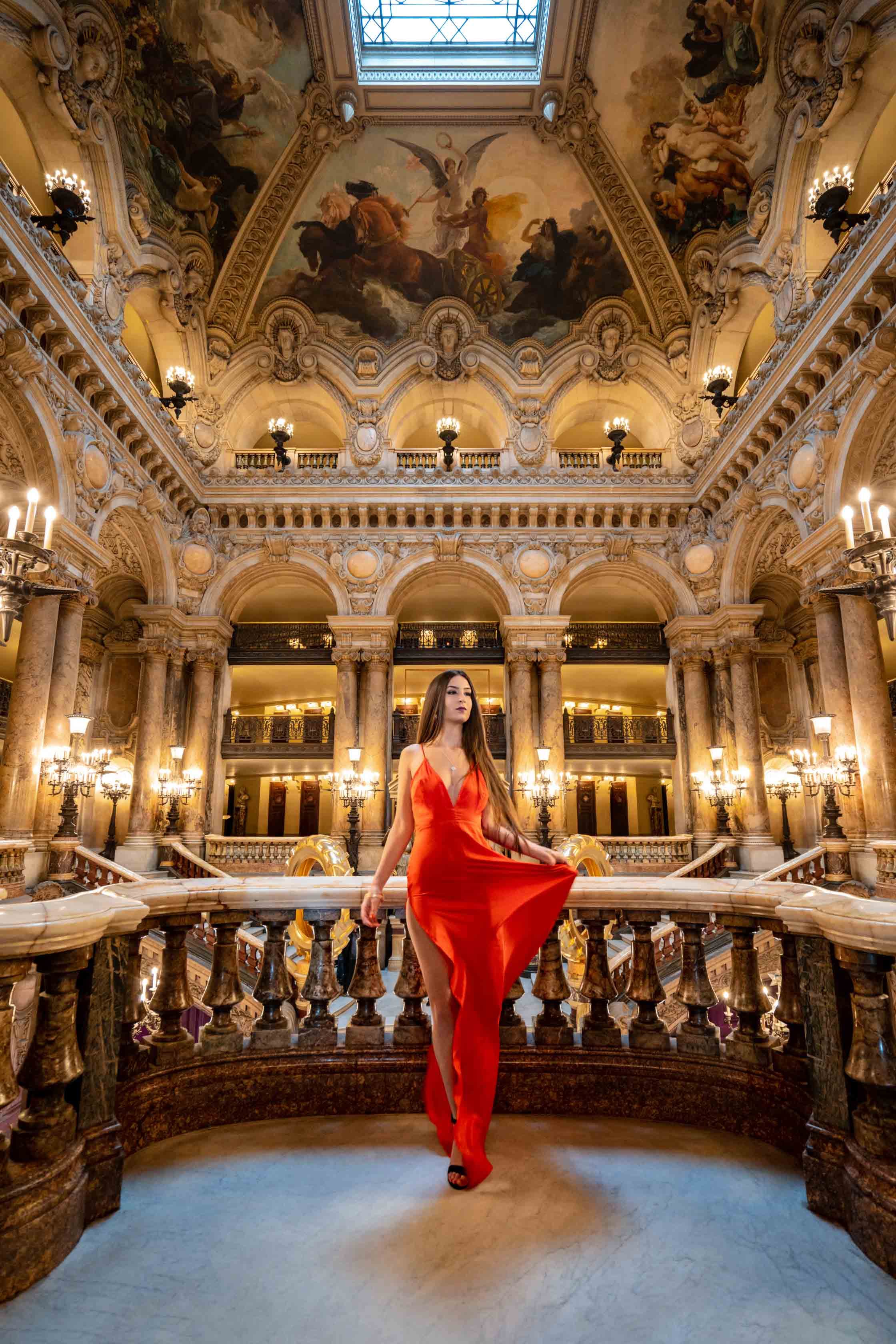 Femme en robe rouge à l'Opéra Garnier