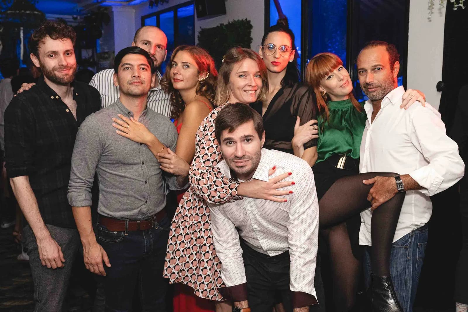Groupe d'amis lors d'une soirée sous lumière bleue