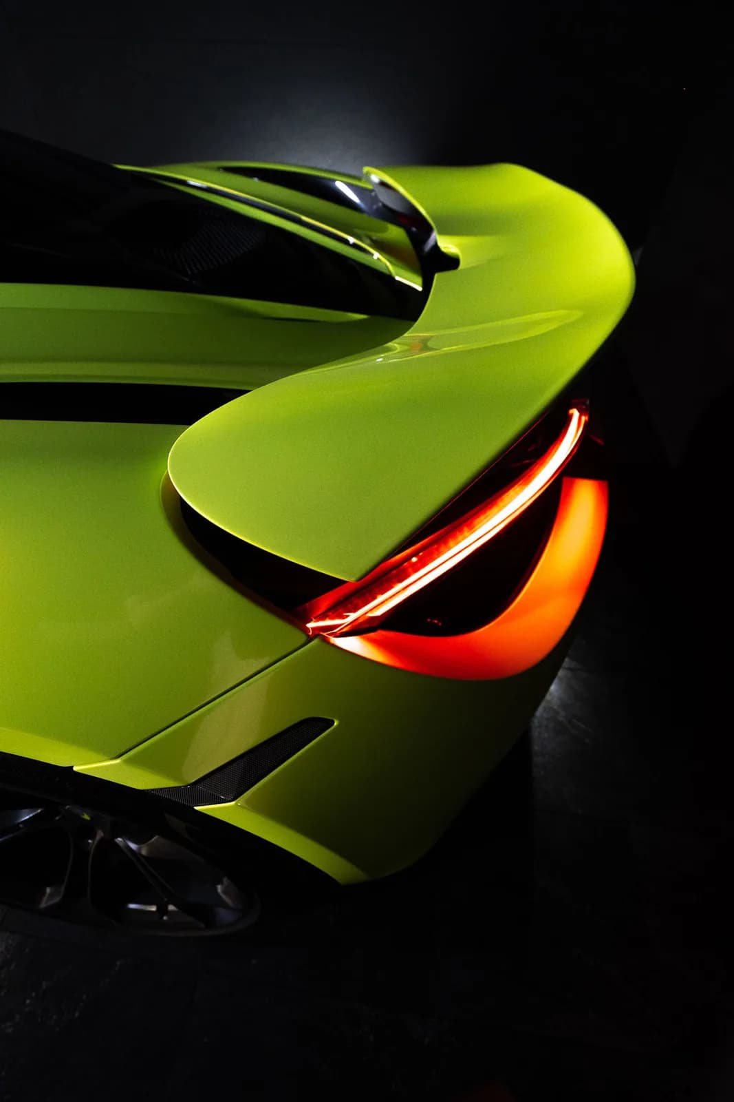Détail de l'aileron et du feu arrière d'une voiture de sport verte