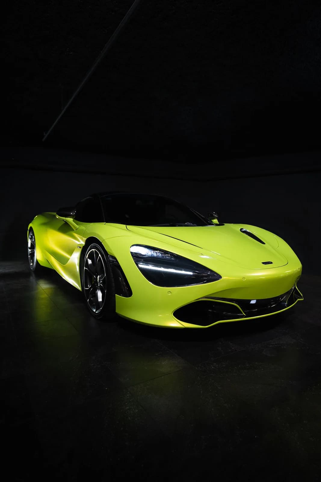 Voiture de sport verte vue de trois quarts avant