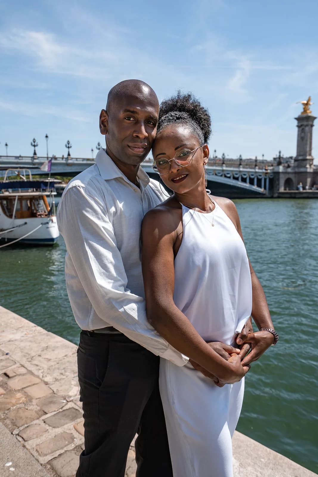 Couple enlacé sur le Pont Alexandre III au bord de la Seine