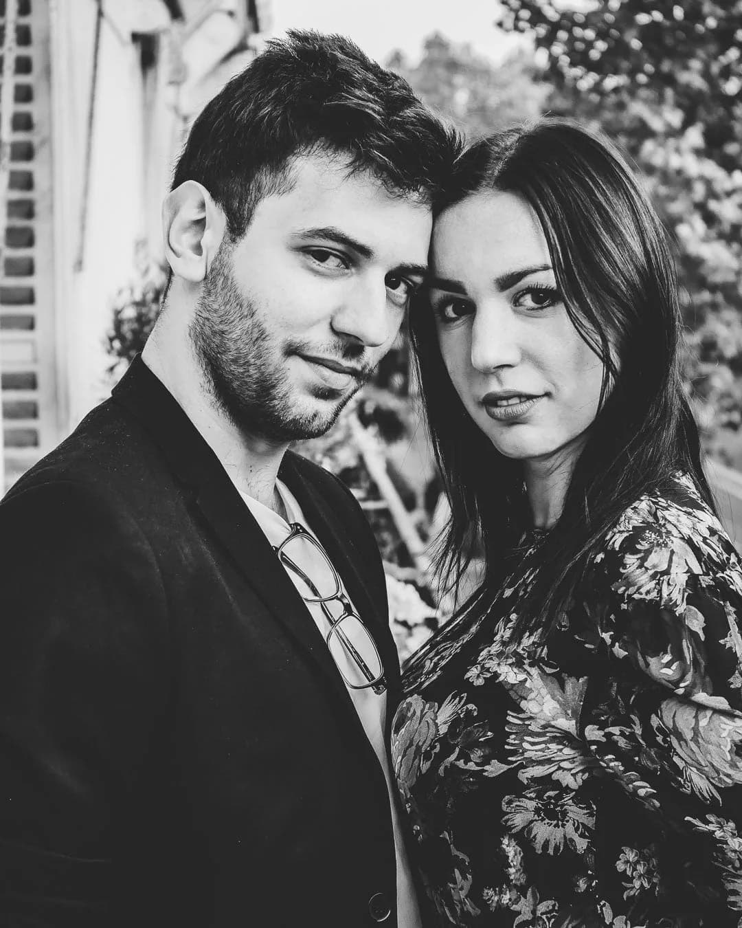 Portrait de couple en noir et blanc dans un jardin