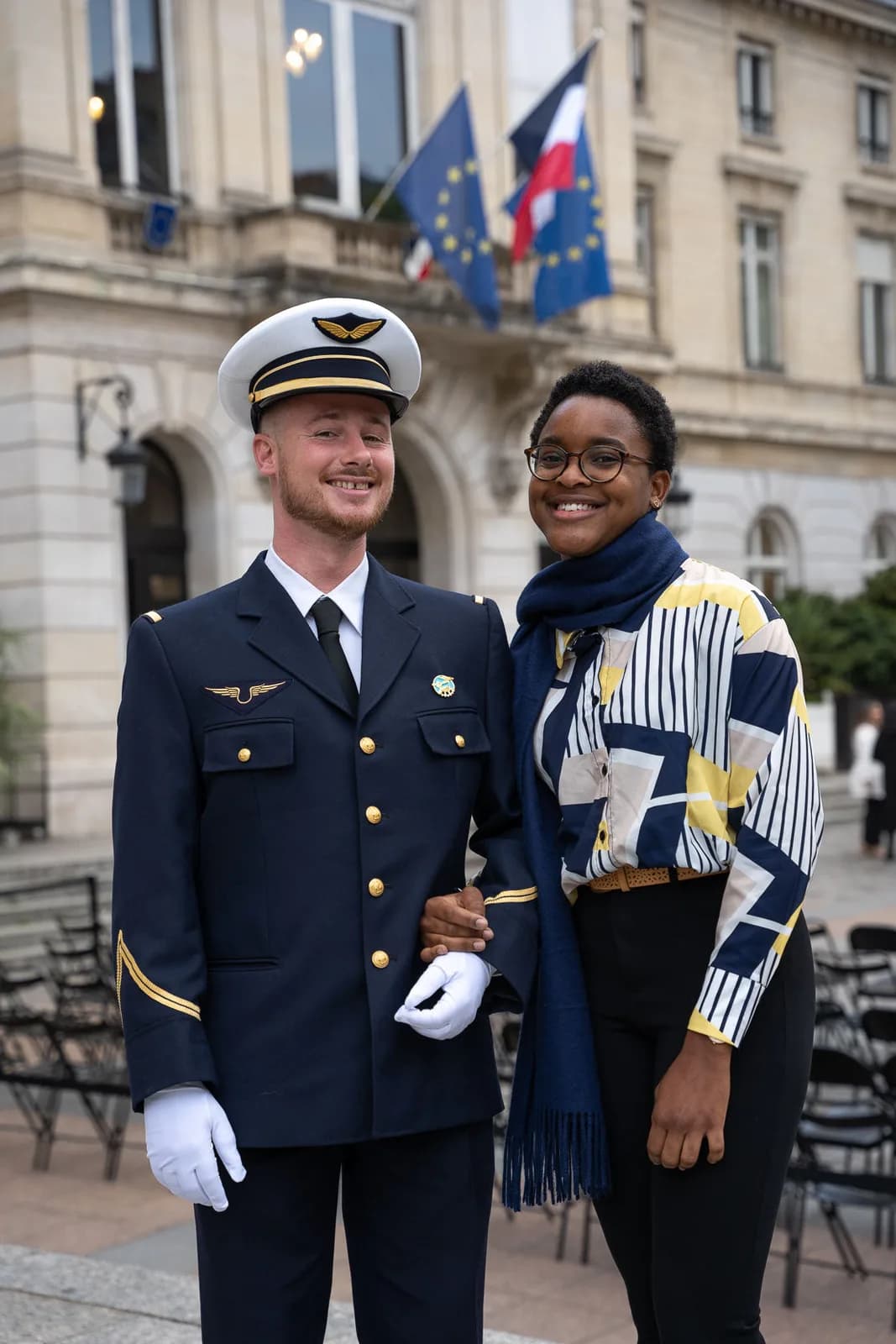 Couple en uniforme d'aviation lors d'une cérémonie à la mairie