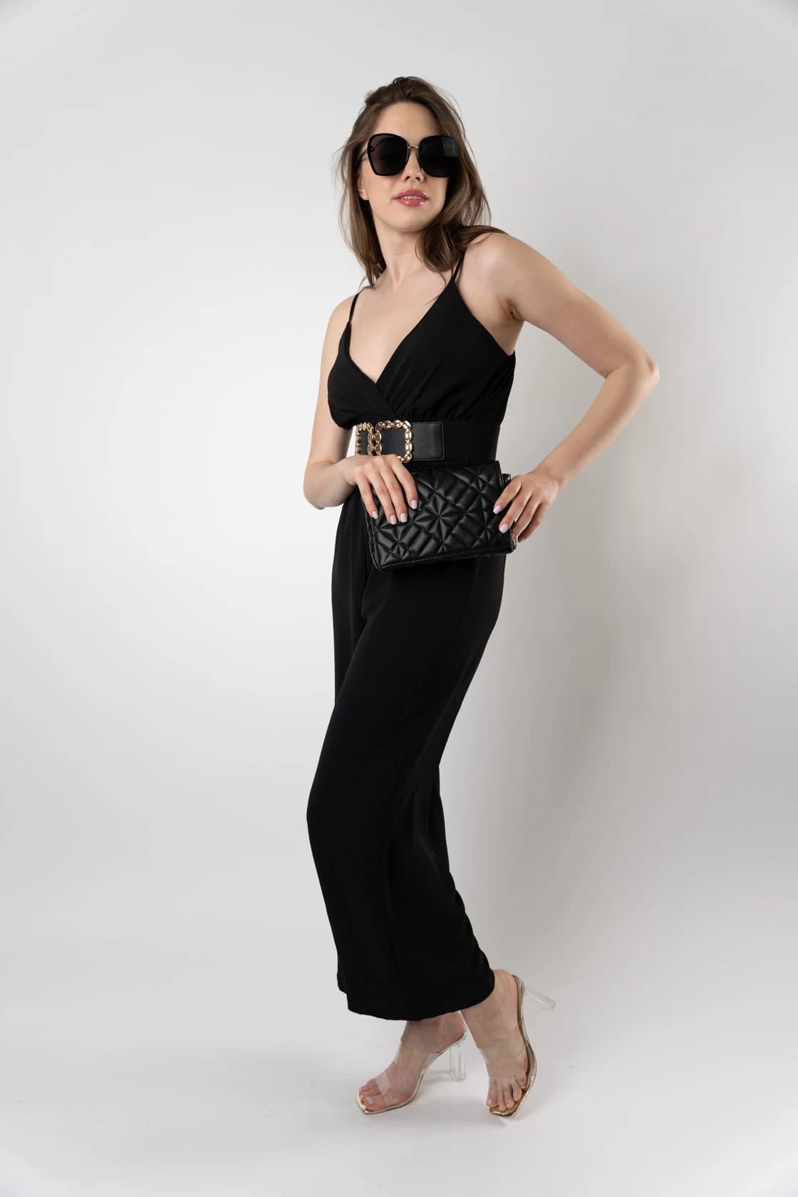 Mannequin en combinaison noire, pose de trois-quarts dynamique, studio fond blanc