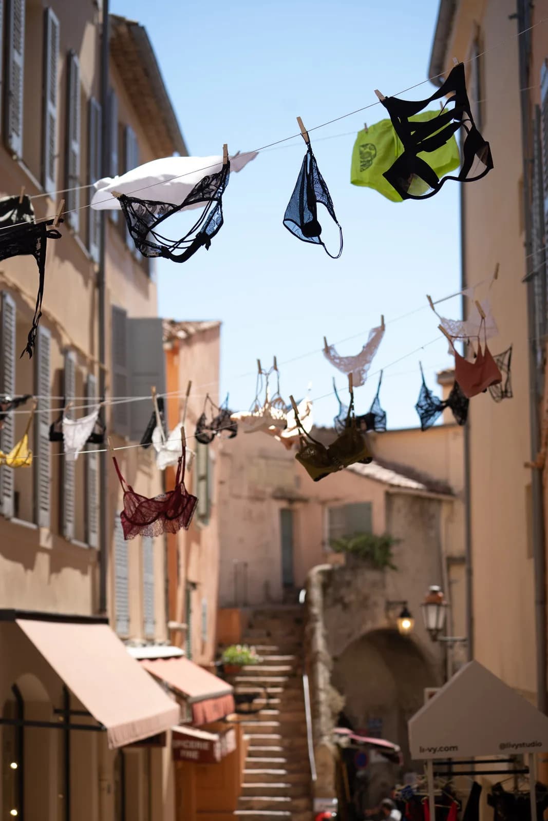 Lingerie en dentelle suspendue dans une ruelle