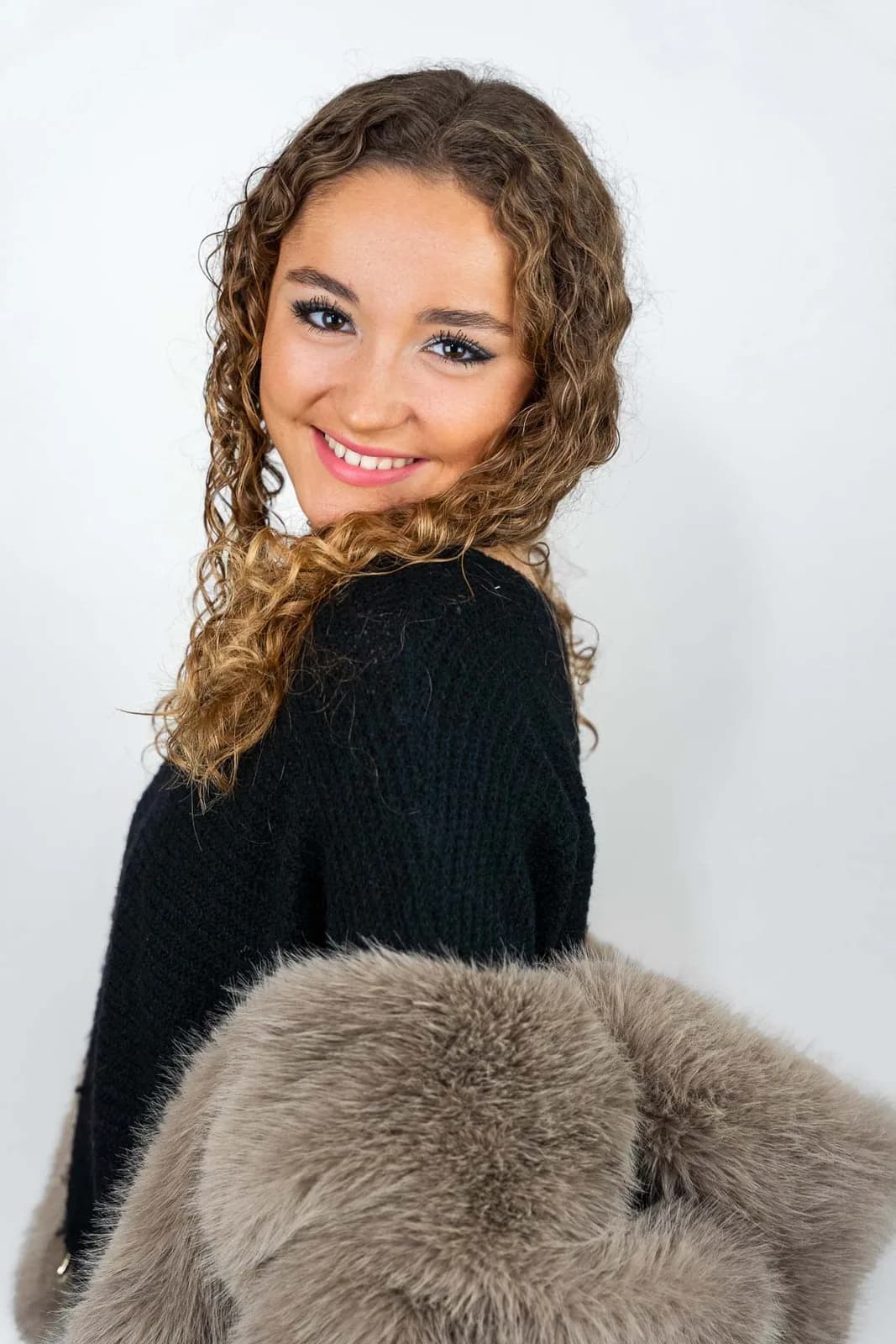 Femme aux cheveux bouclés en fourrure, en studio