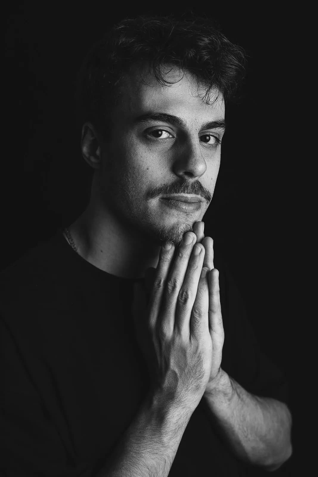 Portrait en studio, mains jointes, noir et blanc