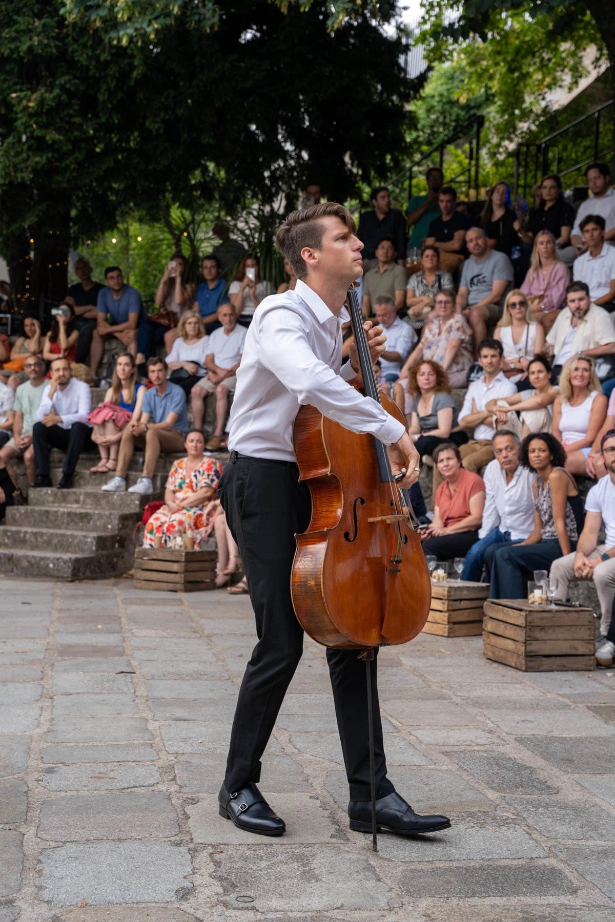 Violoncelliste en pleine interprétation, Arènes musicales de Montmartre