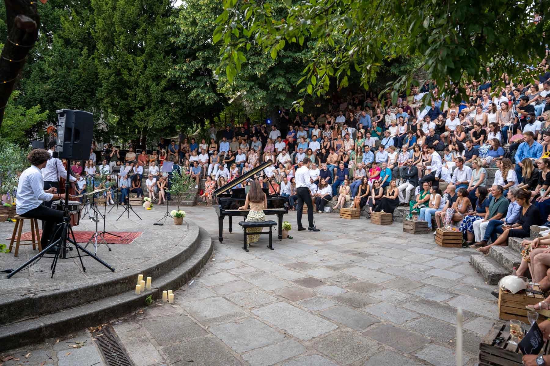 Troupe de musiciens en concert devant un public nombreux, Arènes musicales de Montmartre