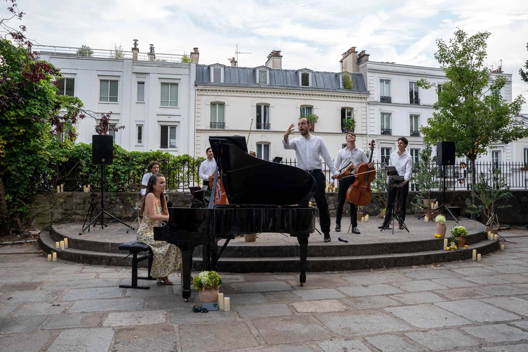 Ensemble de musiciens et chanteur ténor, geste ample, Arènes musicales de Montmartre