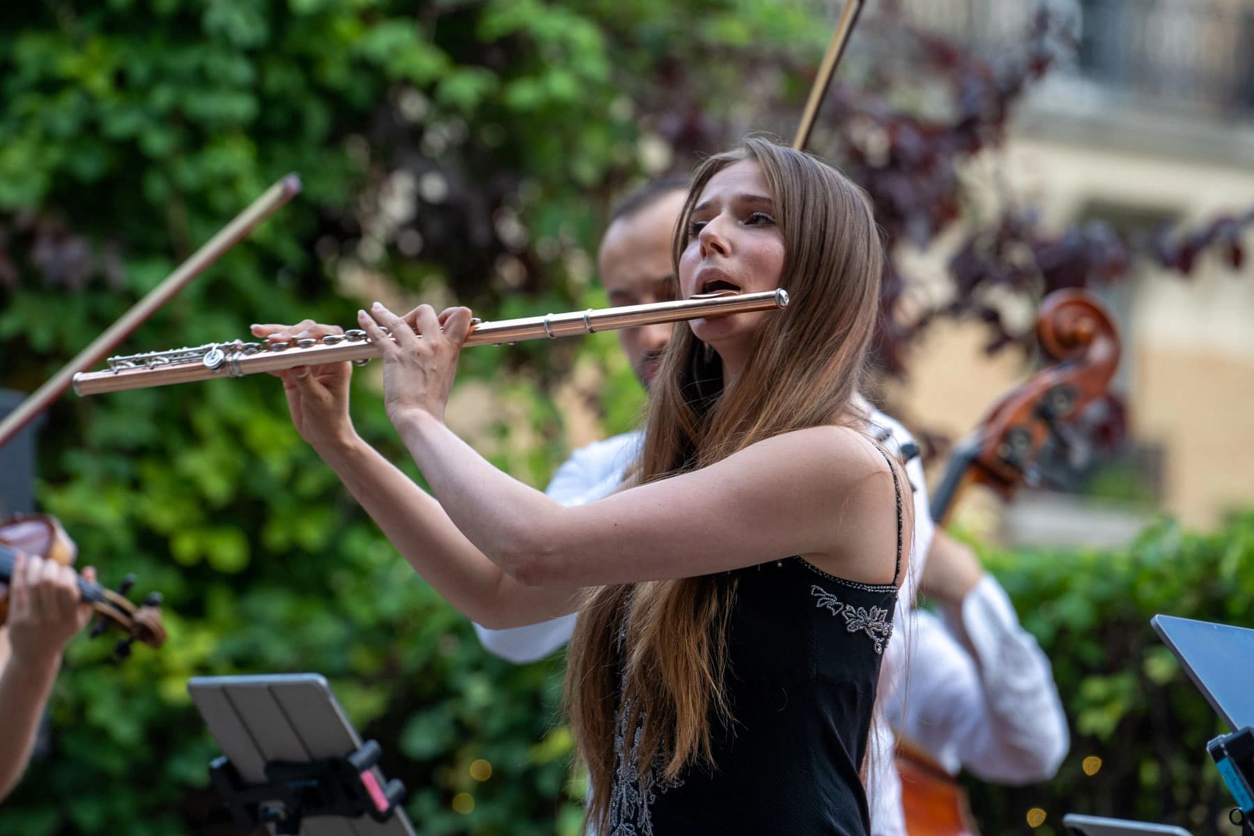 Flûtiste jouant, expression concentrée, Arènes musicales de Montmartre