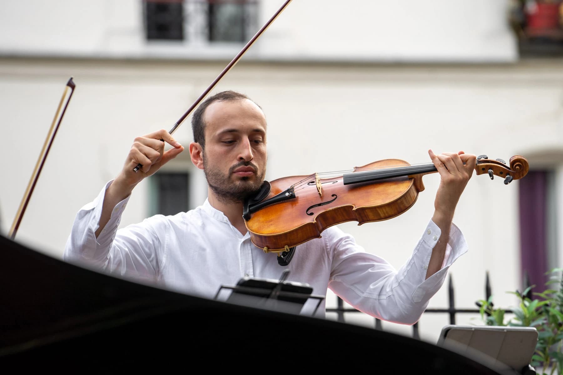 Violoniste, archet levé, Arènes musicales de Montmartre
