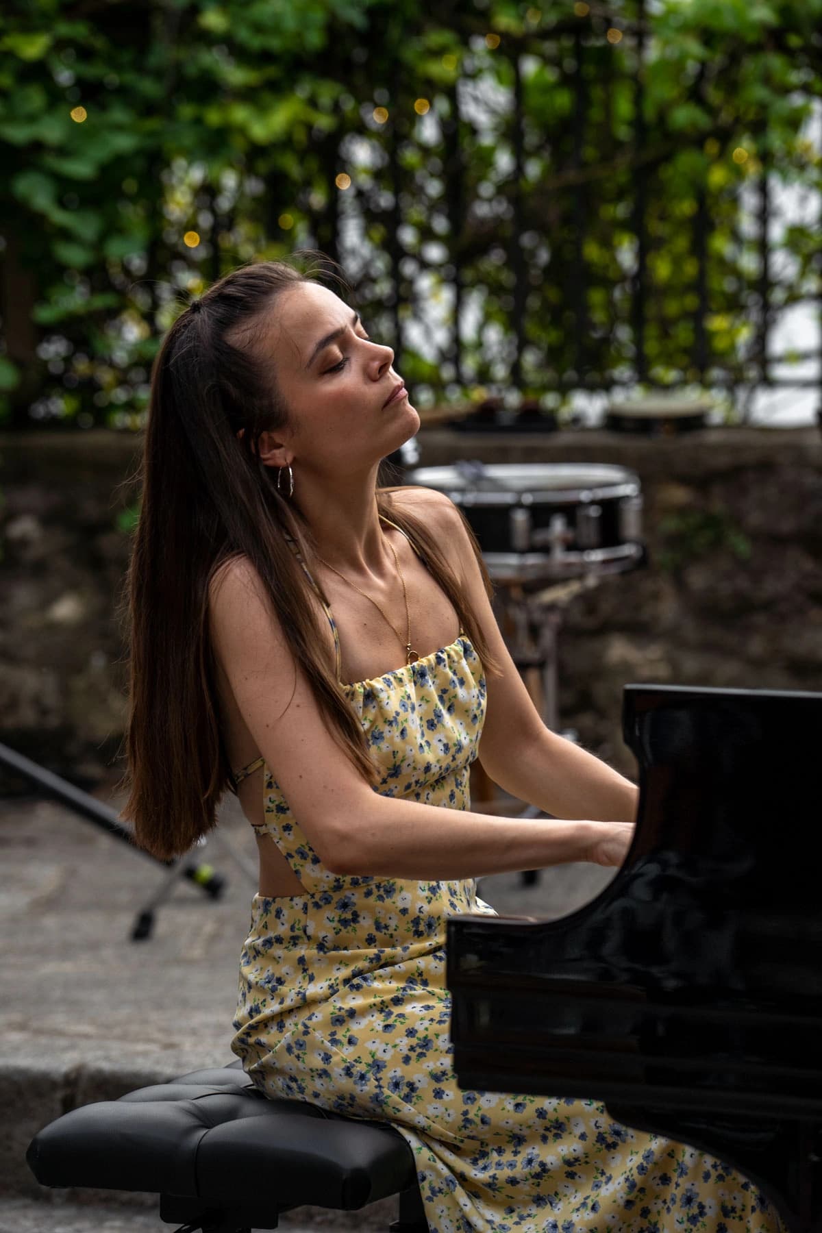 Pianiste de profil, lumière contrastée, Arènes musicales de Montmartre