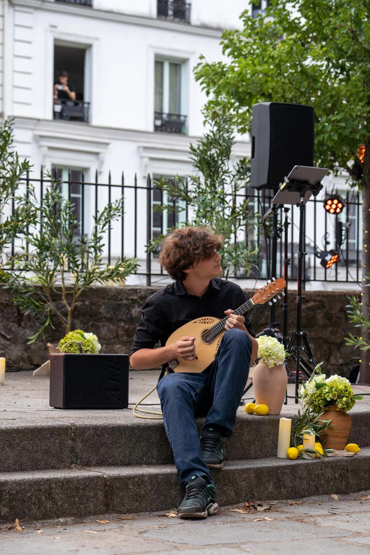 Musicien à la mandoline, assis sur des marches en pierre, Arènes musicales de Montmartre