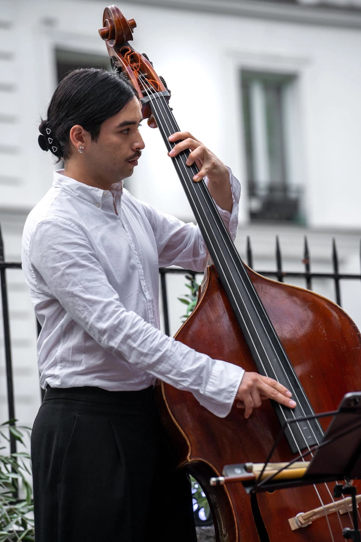 Contrebassiste de profil, Arènes musicales de Montmartre