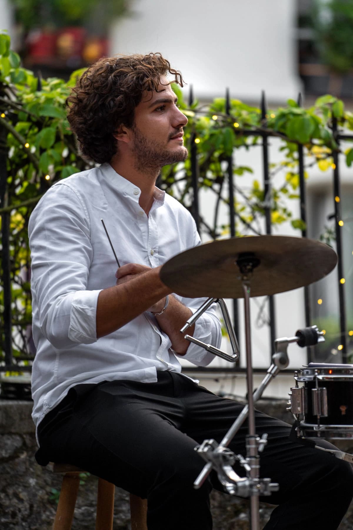 Batteur en pleine performance, Arènes musicales de Montmartre