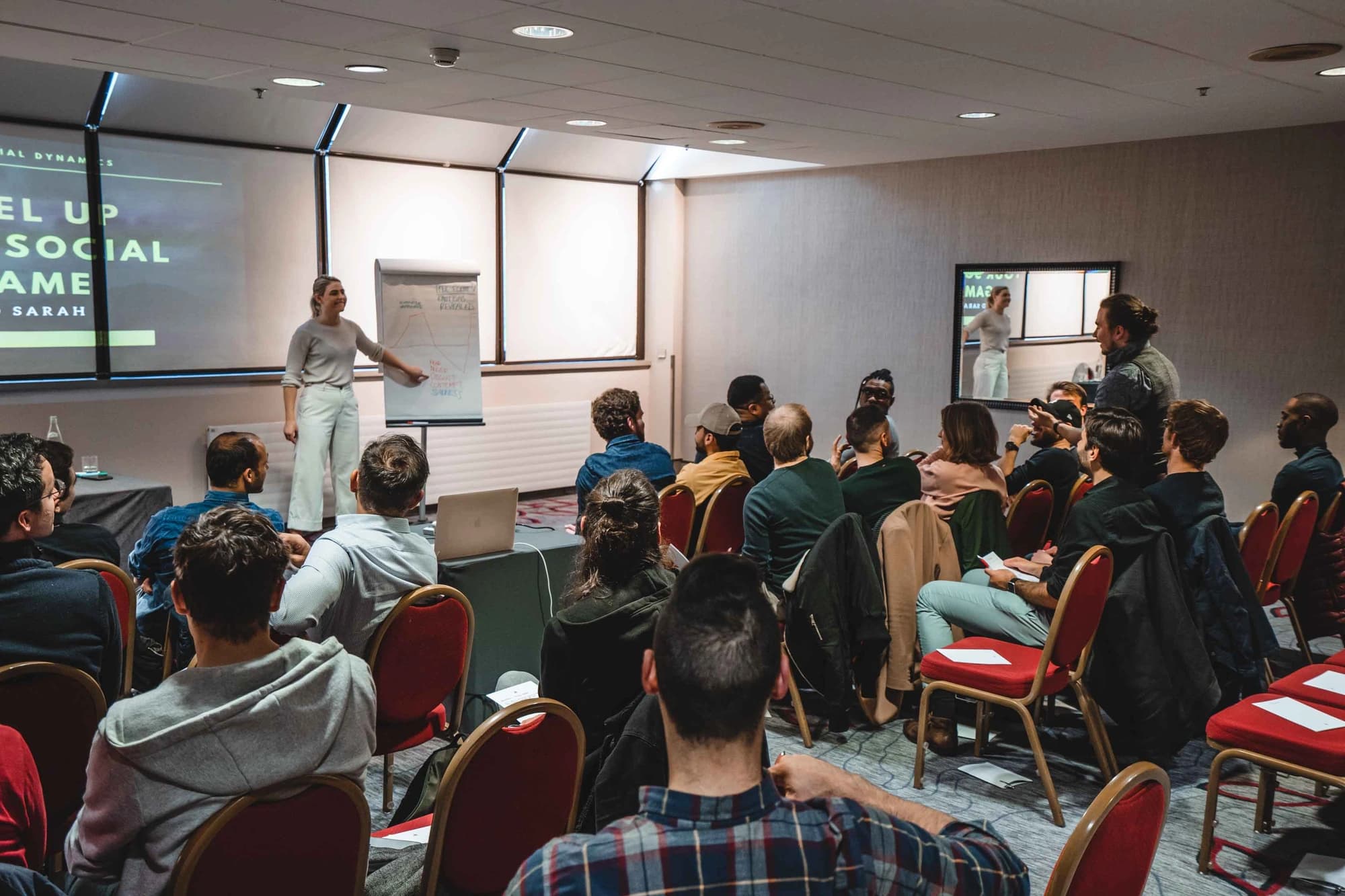 RSD Sarah au tableau, public attentif au premier plan