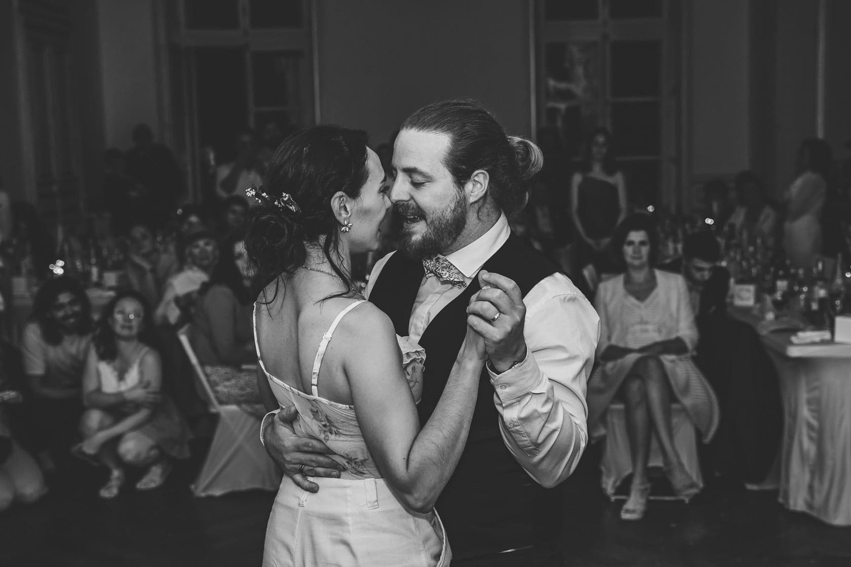 Danse des mariés lors de l'ouverture de bal, entourés de leurs invités
