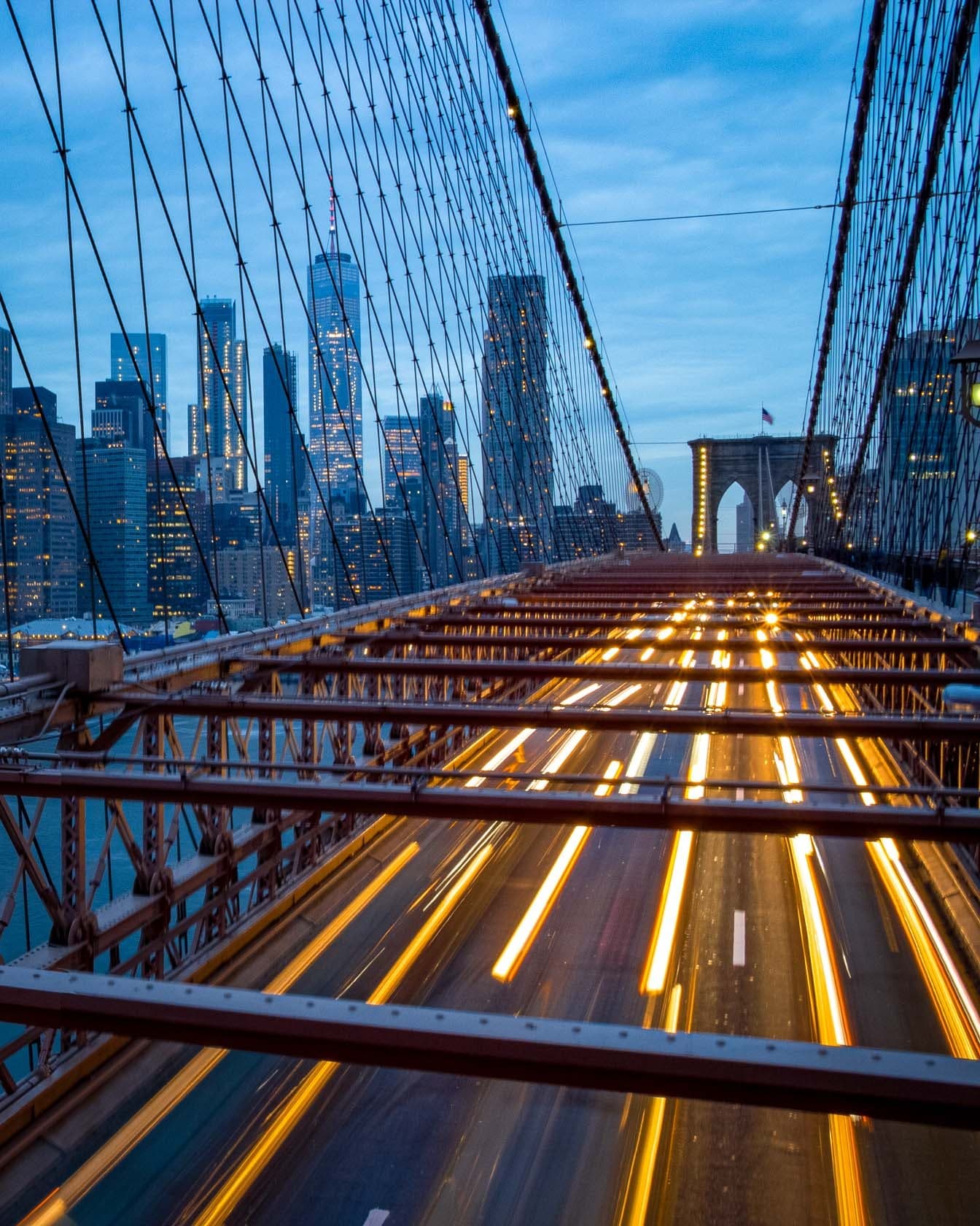 Brooklyn Bridge de nuit, light trails, la photo du déclic