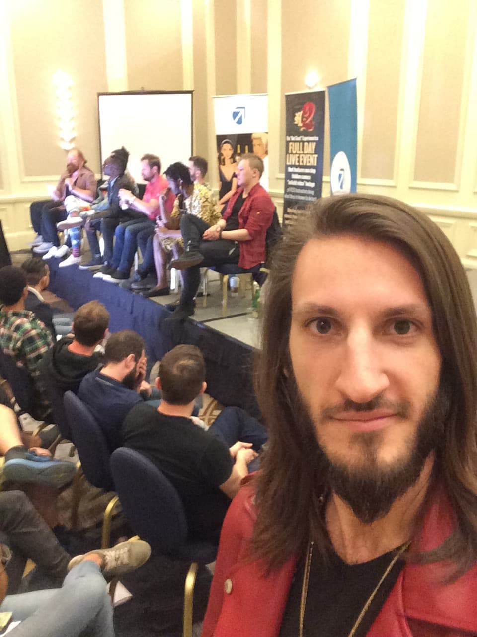 Selfie avec l'équipe Real Social Dynamics sur scène lors d'un séminaire