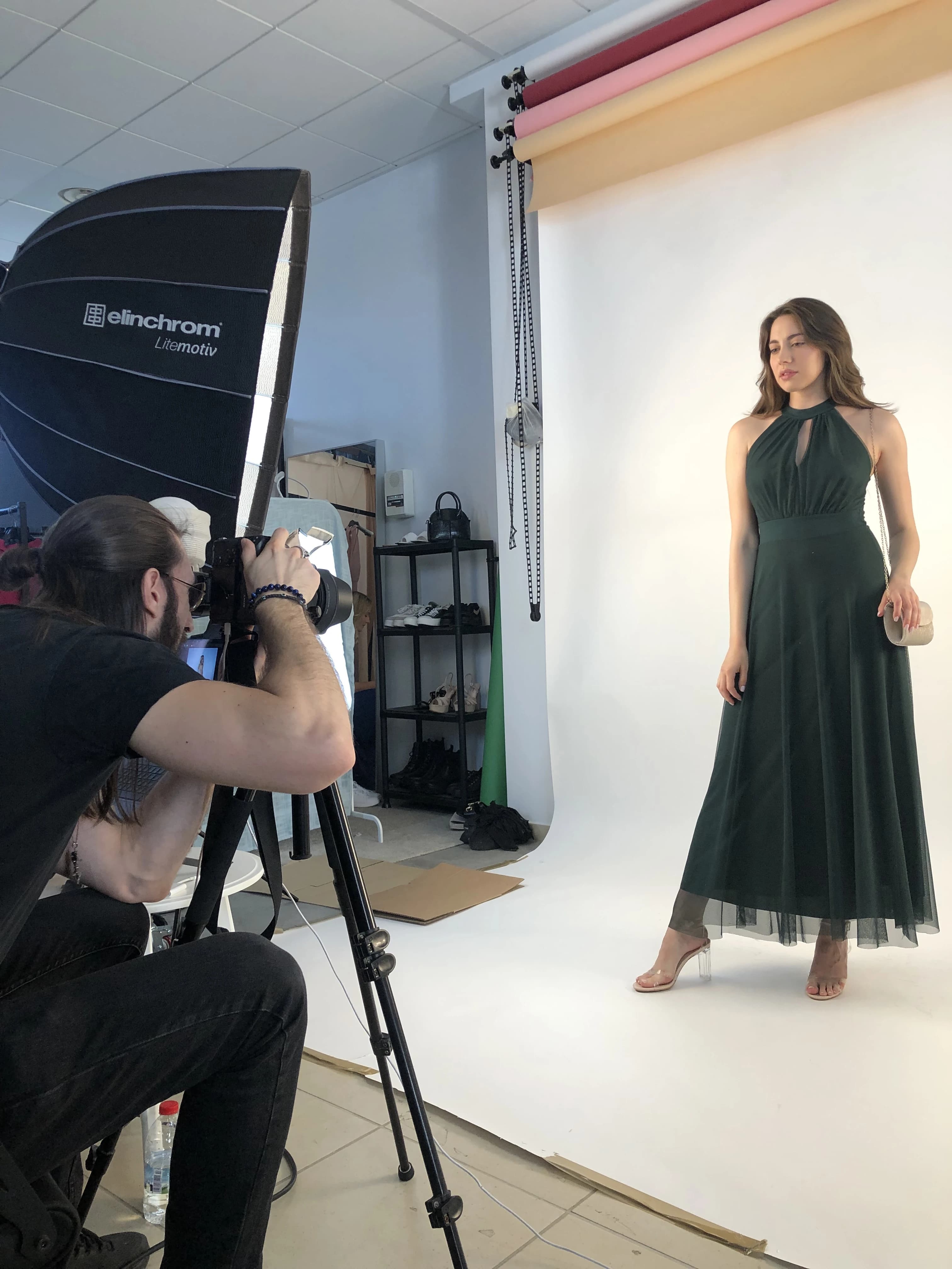 Thibault Abraham photographiant une modèle en robe verte, en studio à Paris