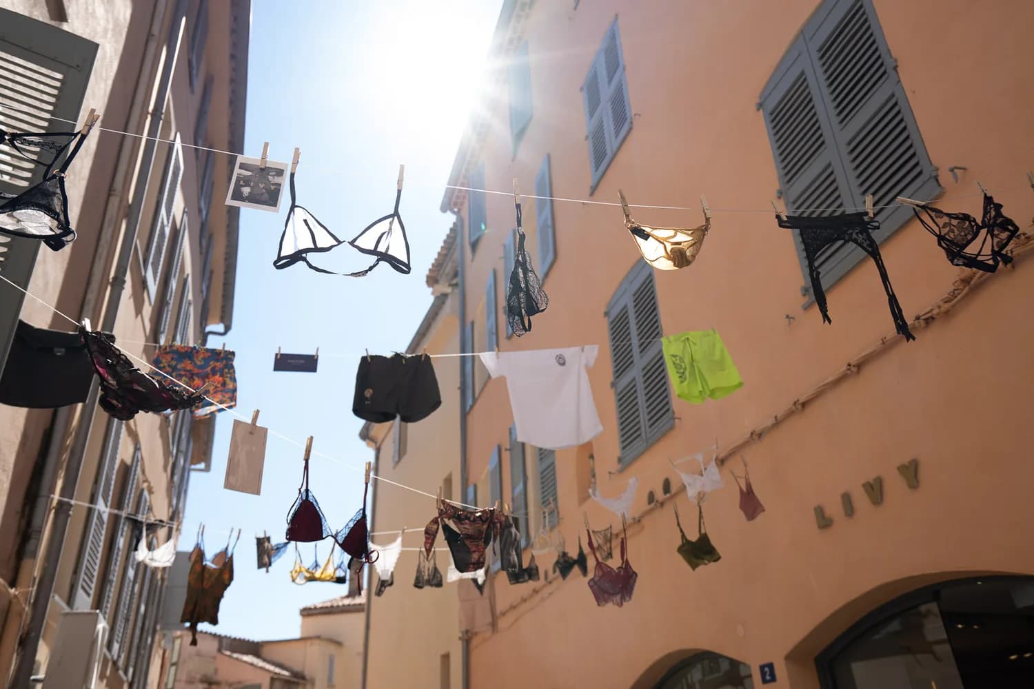 Pièces de lingerie suspendues dans une ruelle provençale