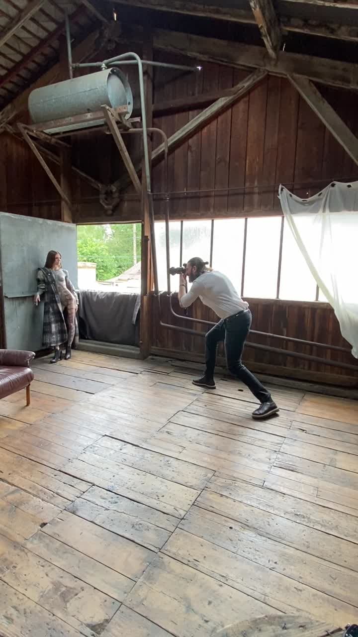 Thibault Abraham en plein cours de photo, prise de vue en studio avec un modèle