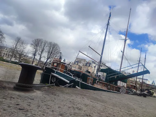 Vieux bateau en bois amarré sur un quai (photo partagée sans lien avec une séance photo)